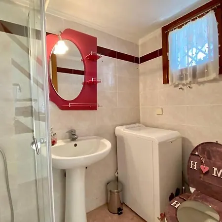 Maisonette Geli With 3 Bdrms 250m From Beach *